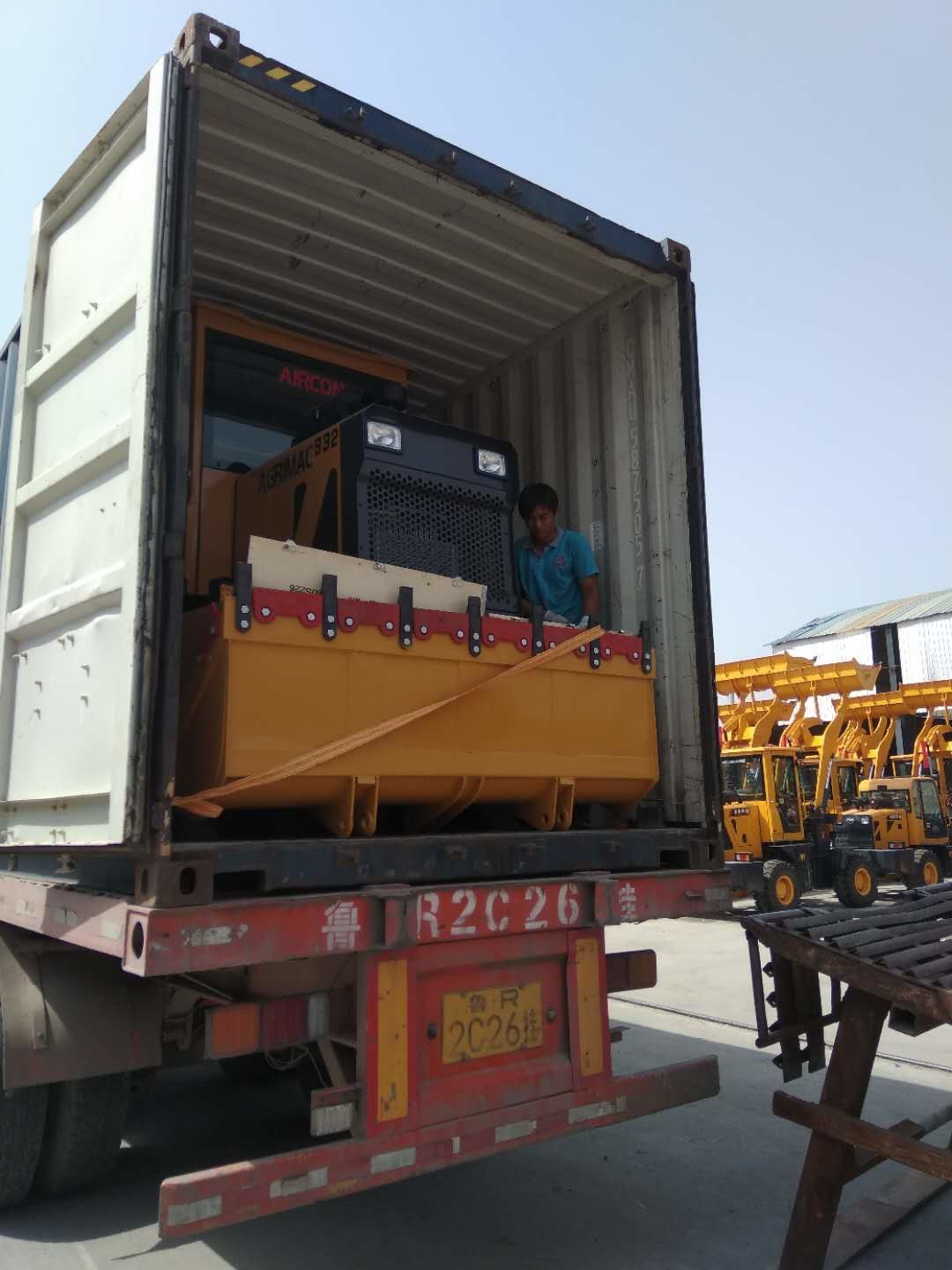 najnowsza sprawa firmy na temat 5 zestawów Kompaktowych ładowarek kołowych MC926 930 36 940 dostarczonych do Indonezji